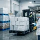 ALT: Pallets for pharmaceuticals and cold chain transport in a temperature-controlled warehouse with plastic pallets and forklift loading cargo